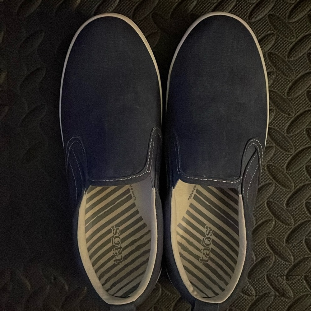 Taos Footwear Women's Slip-On Sneakers in Navy